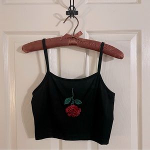 3/$10 ✨ Cropped tank with rose patch